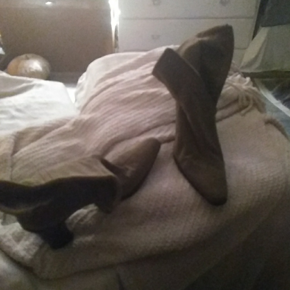 Sage suede boot